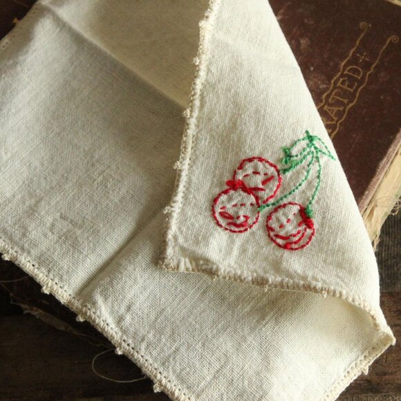 Vintage 1950s Napkin, Ivory Linen Embroidered with Cherries Doily - Picture 8 of 13